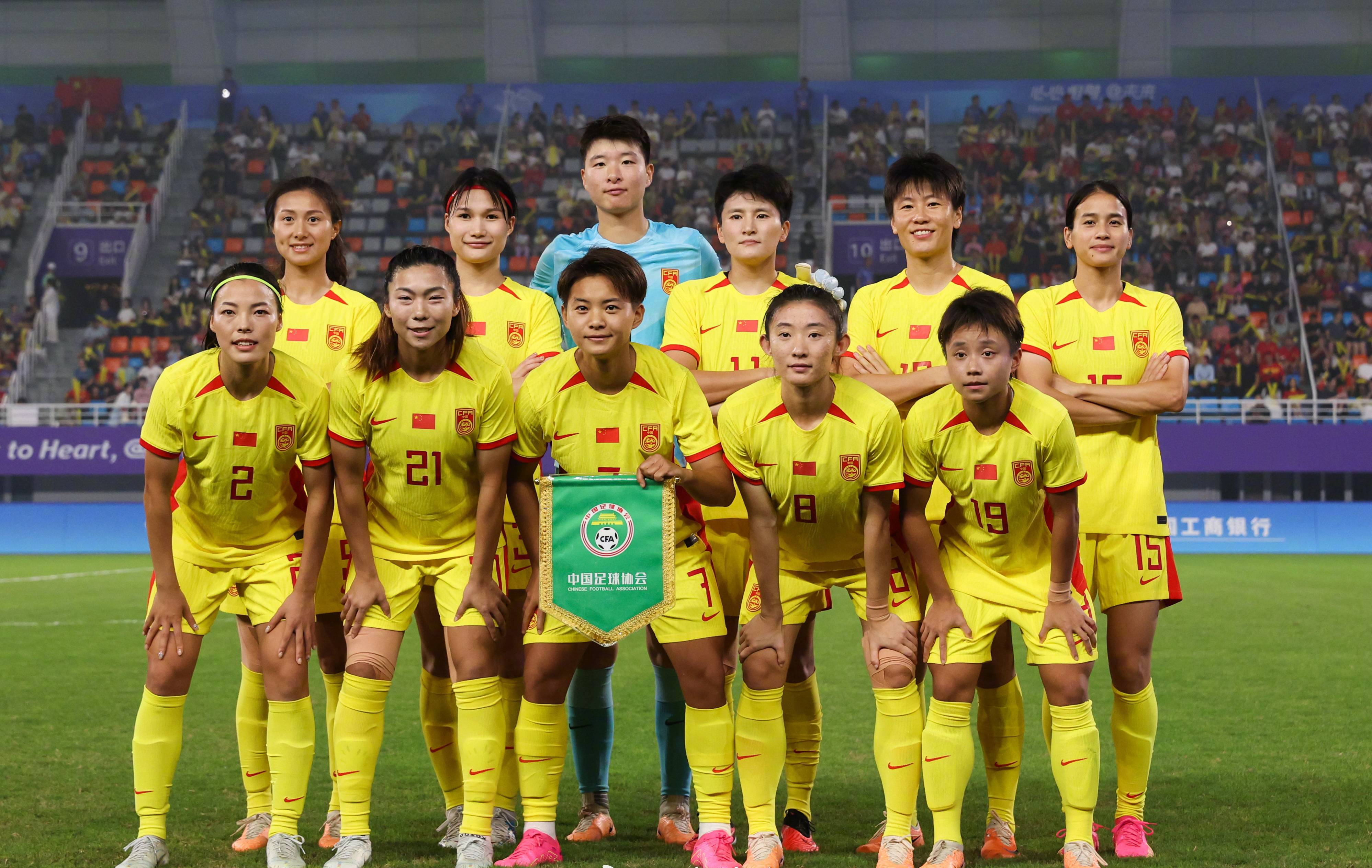 中国国家女足队员们在比赛中集体奋发精神