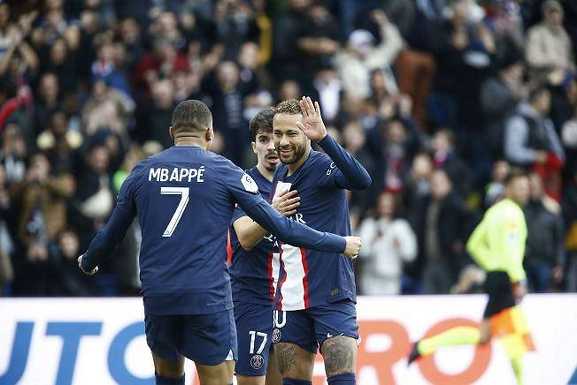 巴黎主场胜利晋级，内马尔独中两元的简单介绍