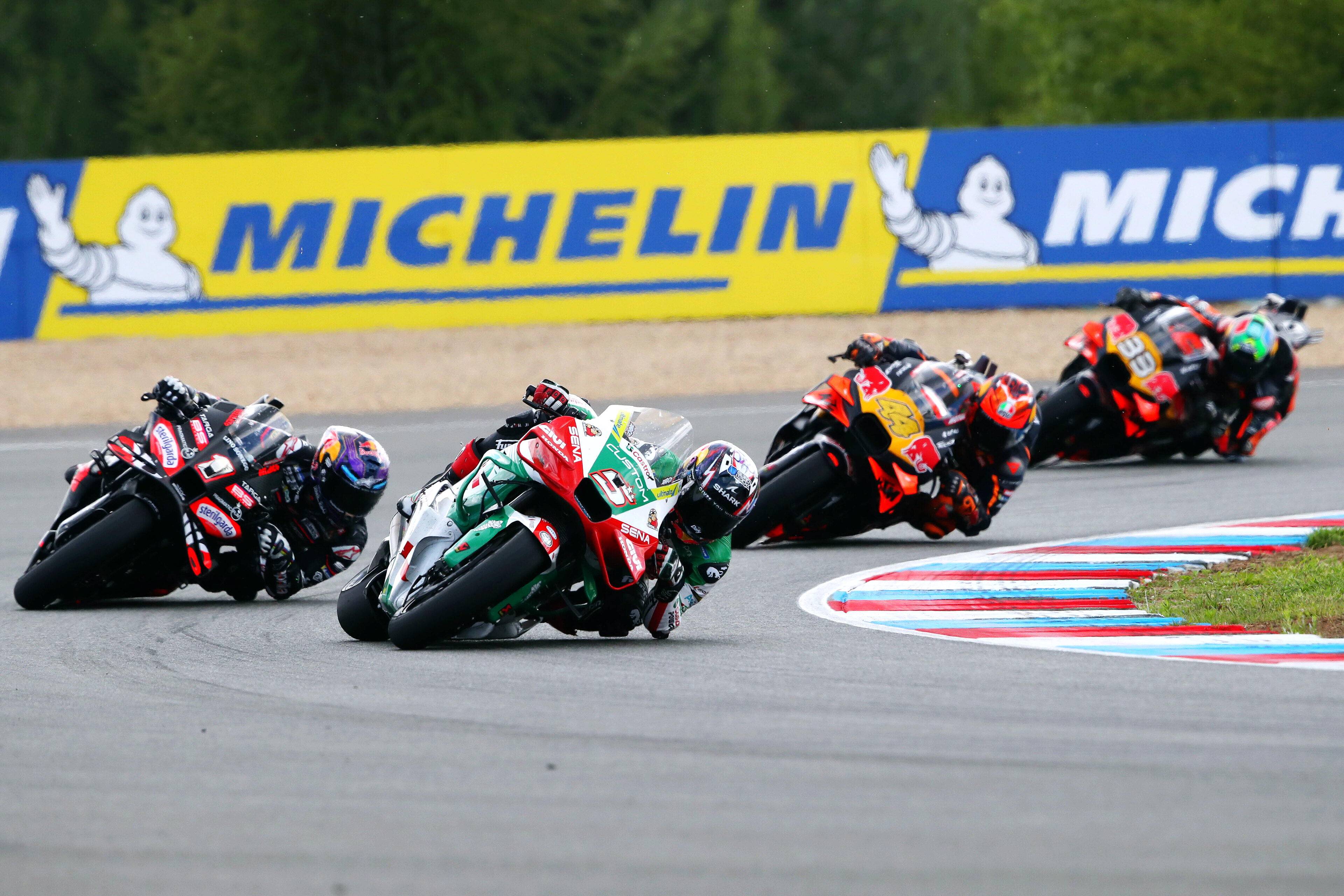 捷克对阵斯洛伐克展开激烈角逐 捷克对阵斯洛伐克展开激烈角逐