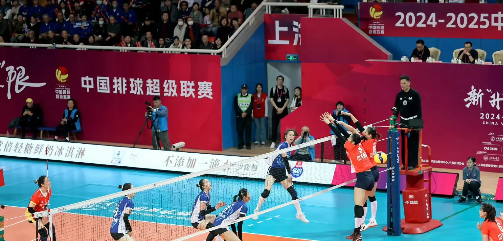 排球赛场上激情碰撞,较量颇具看点的简单介绍 排球赛场上激情碰撞,较量颇具看点的简单介绍