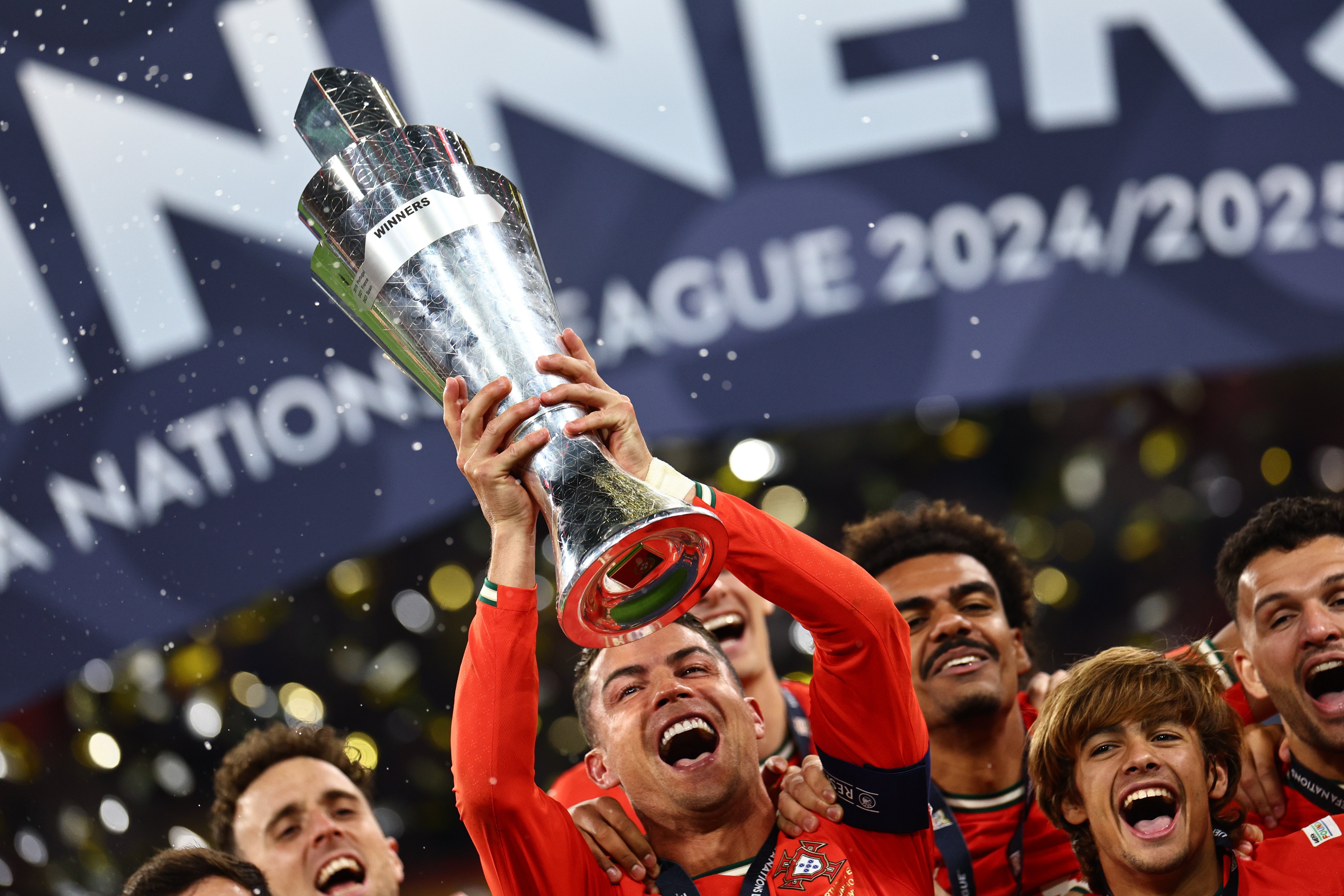 葡萄牙队连胜荷兰，势不可挡晋级欧锦赛！