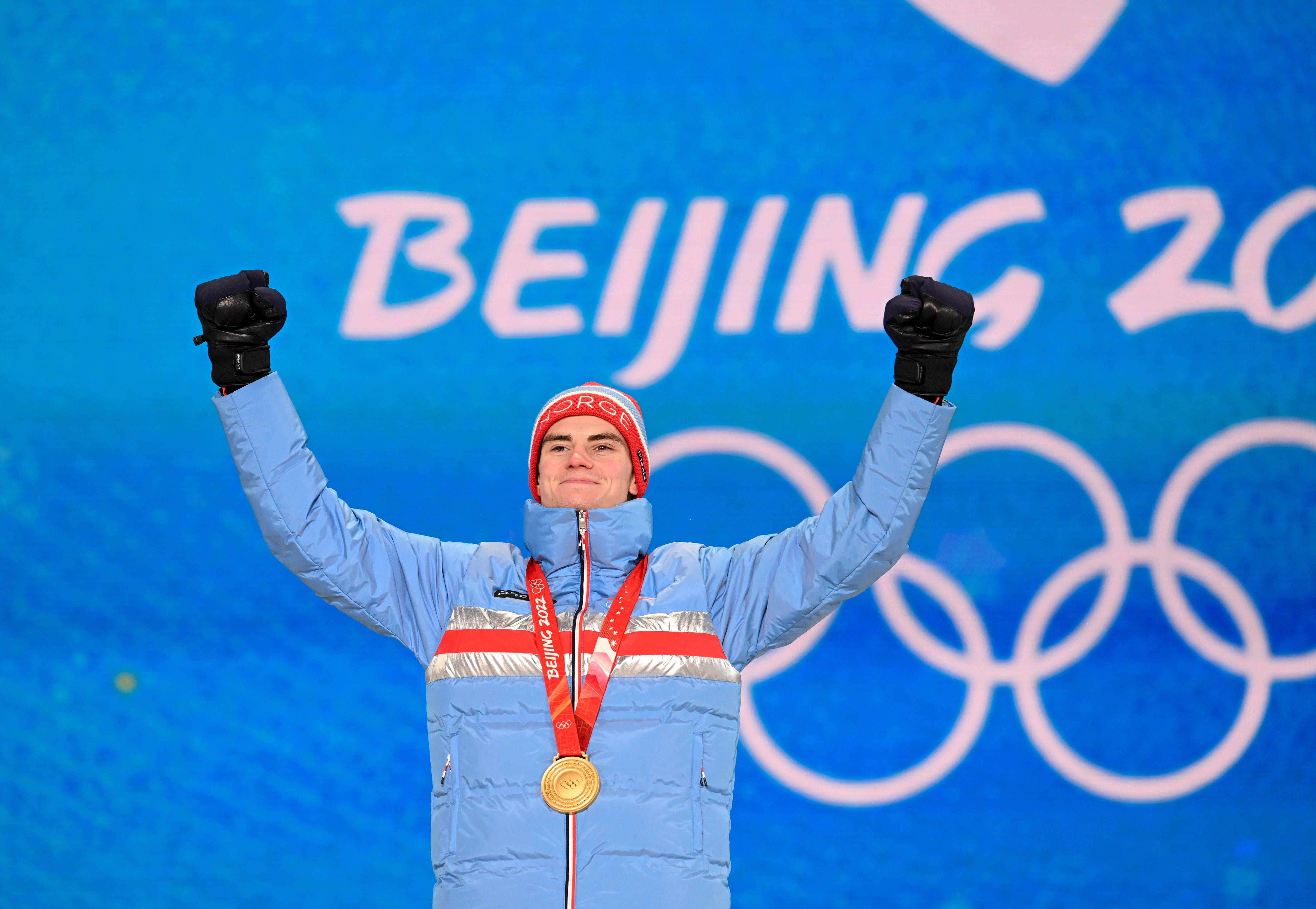 挪威运动员登上领奖台,夺得银牌 挪威运动员登上领奖台,夺得银牌