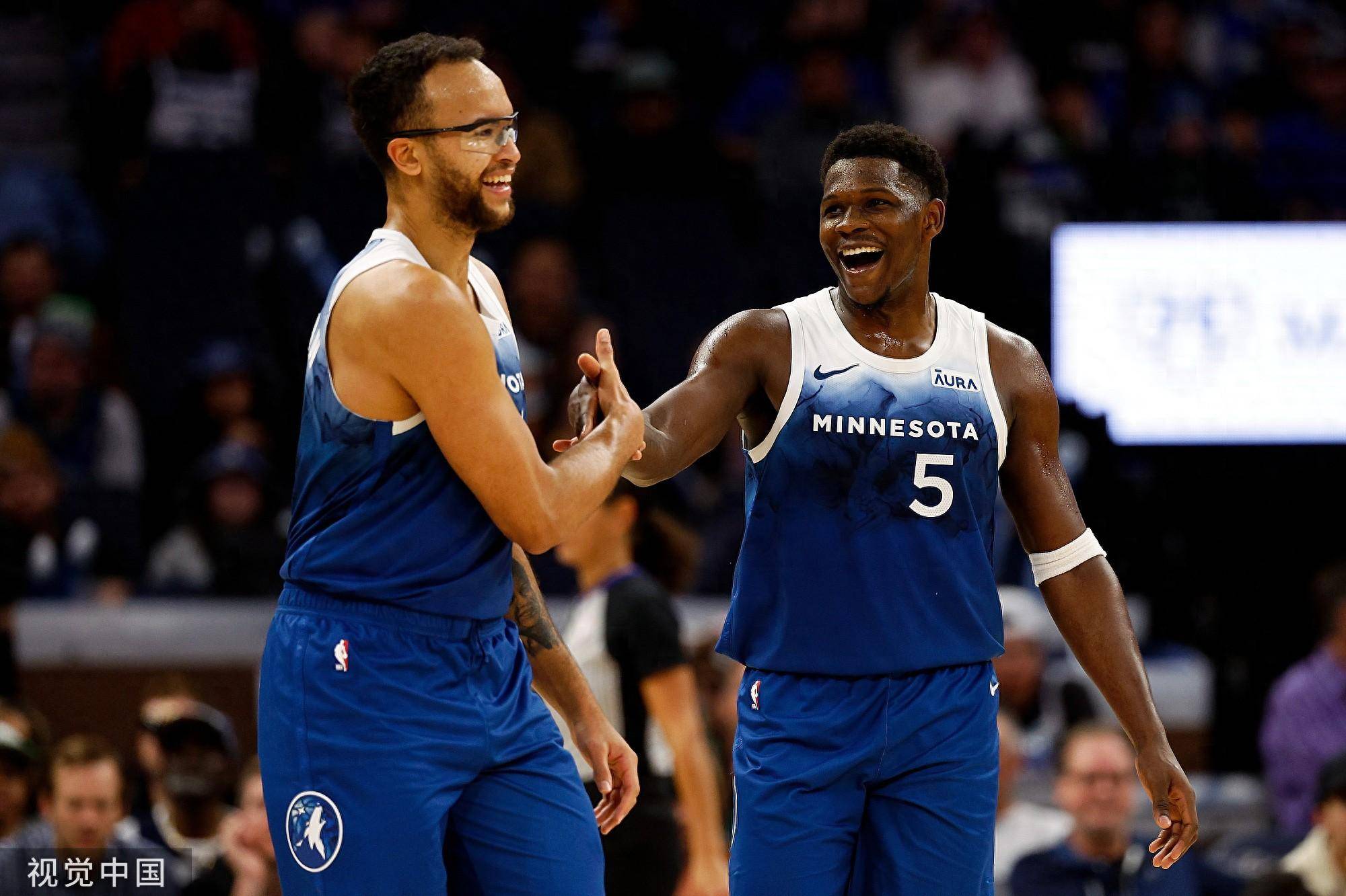 警察大胜老鹰,唐斯压哨救主 警察大胜老鹰,唐斯压哨救主