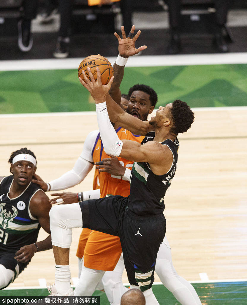 太阳惨遭雄鹿横扫,战绩持续颓势! 太阳惨遭雄鹿横扫,战绩持续颓势!