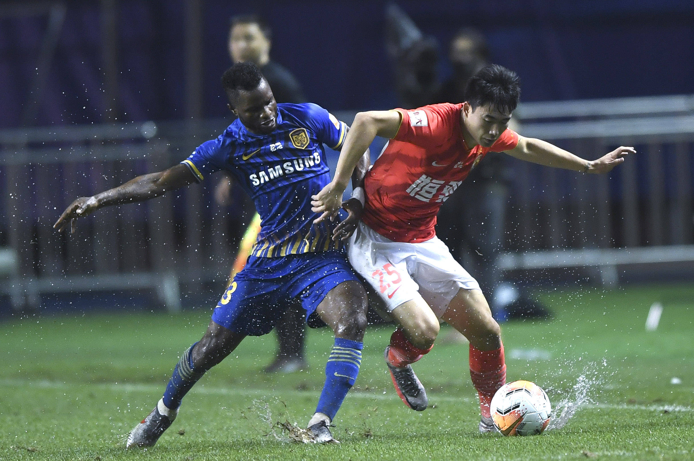 广州恒大战平苏宁追平积分恒大改用四外援PK欲冲突 广州恒大战平苏宁追平积分恒大改用四外援PK欲冲突