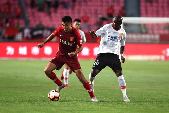 广州恒大主场2-1逆转击败河北华夏幸福，豪取两连胜的简单介绍